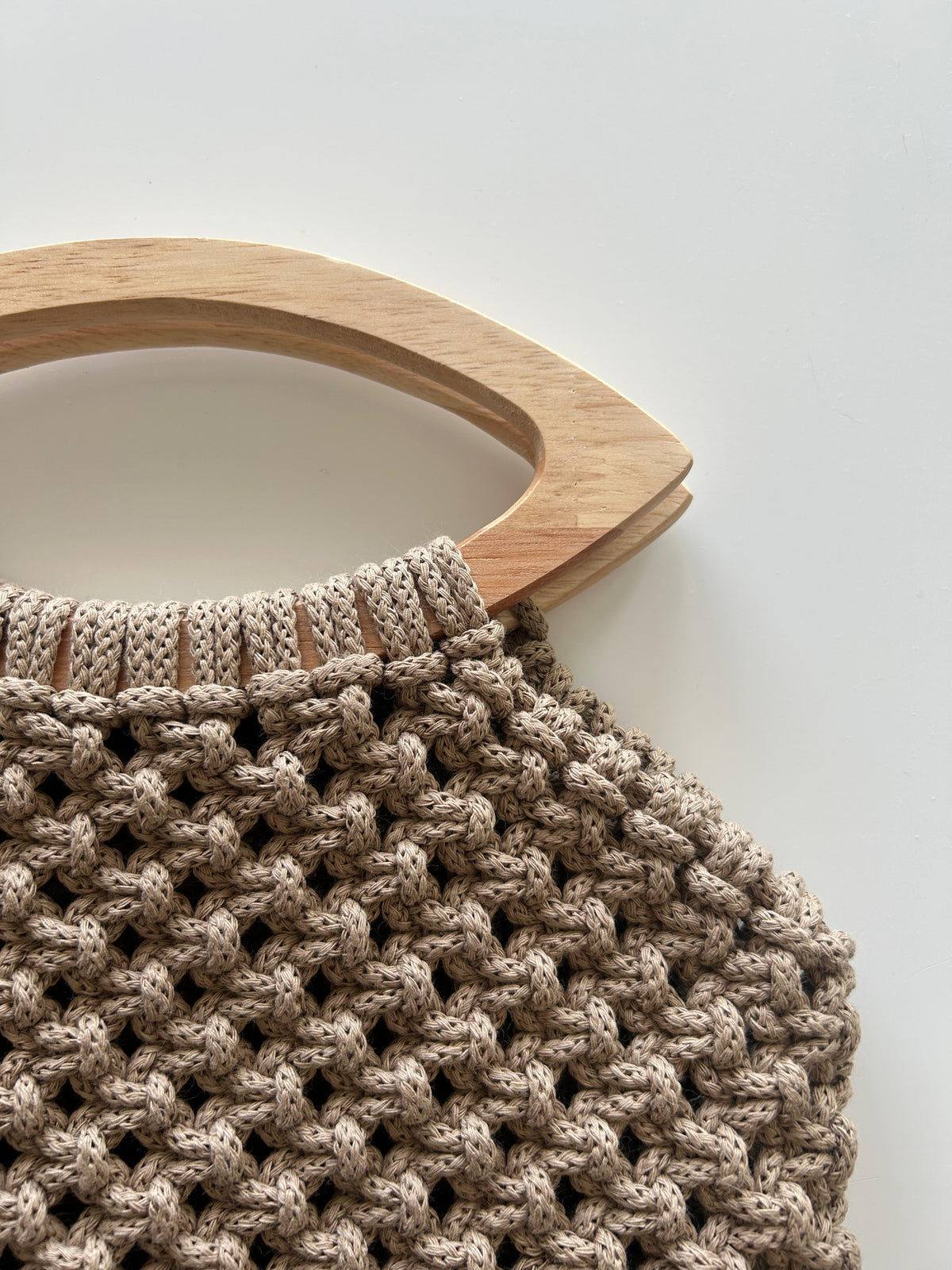 Sac tressé en matière naturelle de la future collection d’accessoires Atelier Coquelicot
